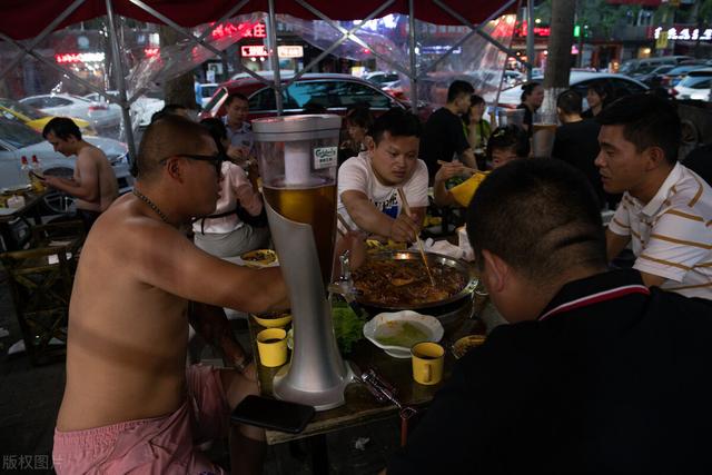 烧烤店利润(东北大哥利用“返现套路”卖烧烤，一年狂赚143万，真的太牛了)