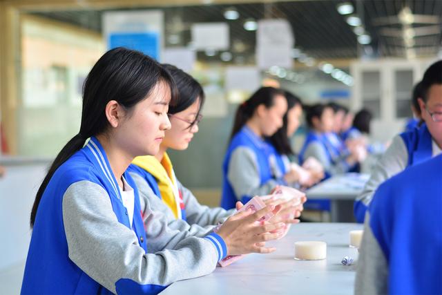 学什么专业最赚钱(大学专业，收入排行榜top10出炉，前3个专业月薪破万)