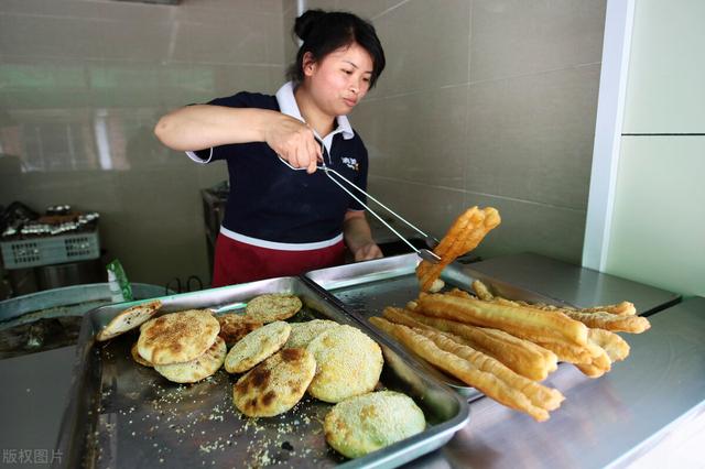 开什么早餐店比较挣钱(南京大姐开早餐店，利用一元一碗粥，年赚80多万，套路值得借鉴)