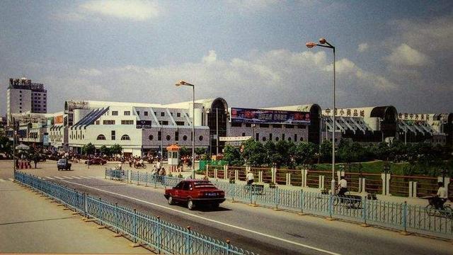 义乌软装饰品批发市场(新义乌，新软装，浅析为什么义乌是软装零售的集散地)