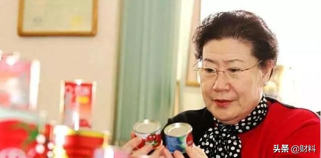 50岁女人创业做什么好(中国励志的退休老太太：她50岁创业，靠3分钱的利润做到市值百亿)