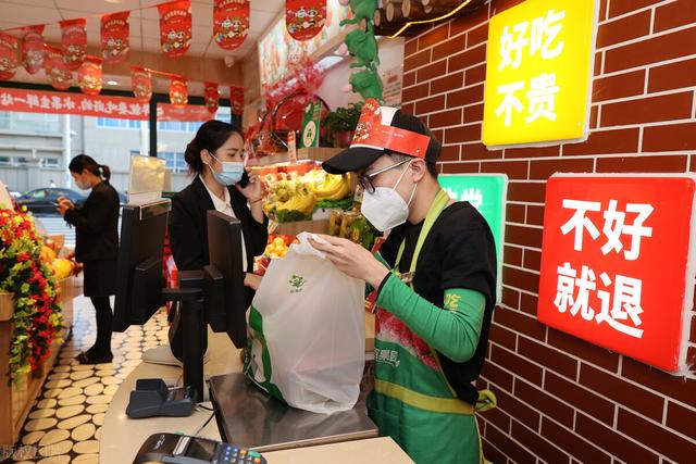 水果生意怎么做才赚钱(西安夫妻开水果店，利用“一个果篮”，半年赚了80万，方法教给你)
