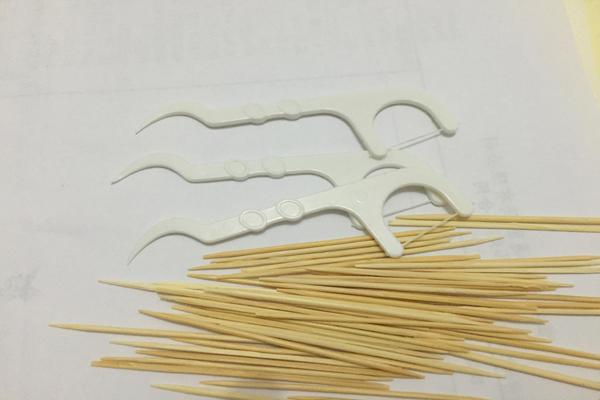 使用牙线的好处和坏处(使用牙线会让牙缝变大，是真的吗？经常用牙线到底好不好？)