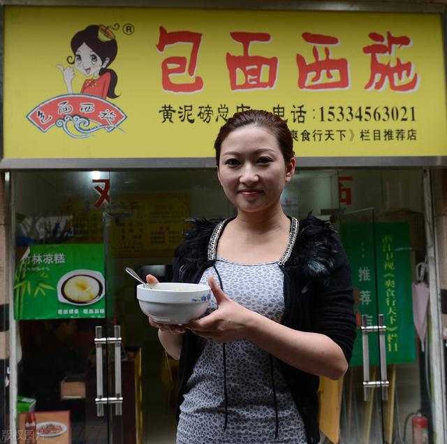 开面馆一年能赚多少钱(美女老板开面馆，面条加饮料5元不到，却能年赚80万，套路真深)