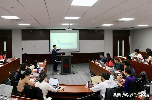 文科就业前景好的专业排名(十大文科王牌专业，报考热度很高，但有些就业竞争激烈，压力较大)