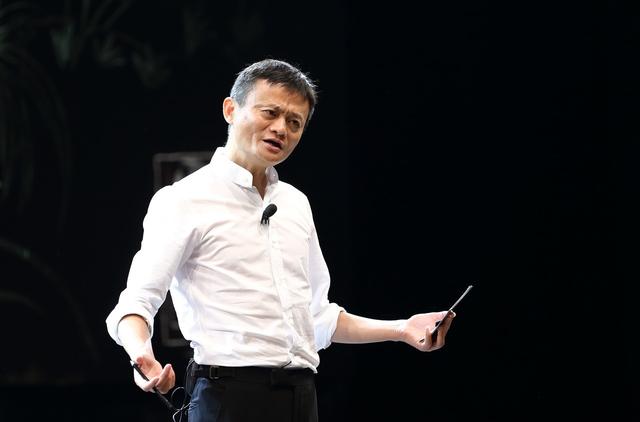 马云为什么跌下神坛(马云：从众星捧月到“跌落神坛”，是现实太残酷还是人性太多变？)