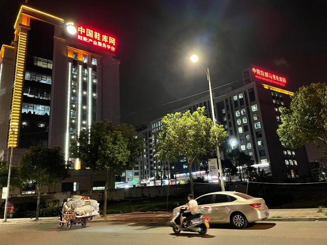 泉州库存鞋批发市场在哪里(泉州的一角，不夜的鞋都电商城)