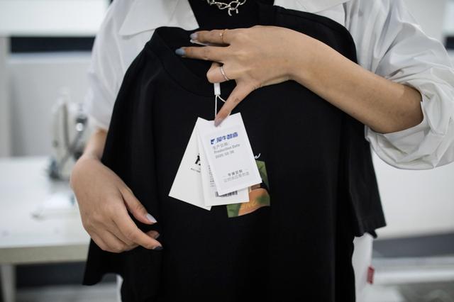 初棉旗舰店代工厂(第一件有生产日期的衣服来了  犀牛工厂联合初棉在天猫双11发售)