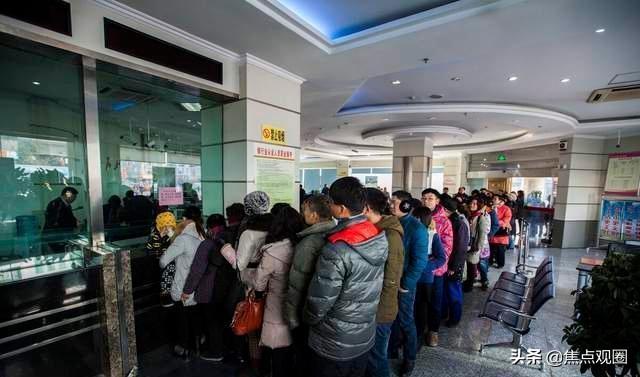 开通了网上银行的银行卡存钱安全吗(储户在手机银行存款时，要注意这2个小细节，避免利息损失)
