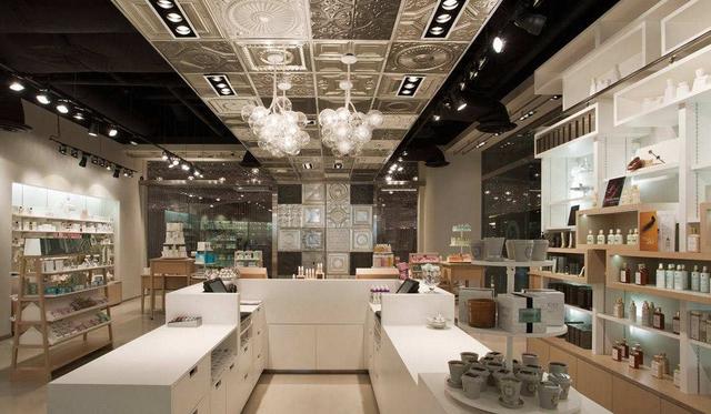 如何开化妆品店开化妆品实体店流程(化妆品店的经营攻略，教你三招，让顾客主动进店消费)