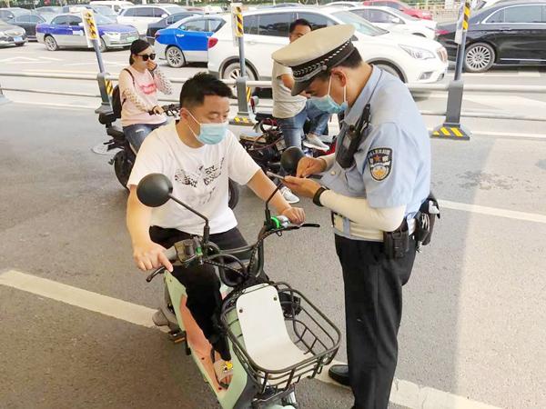朋友圈集赞小程序(济南骑电动车不戴头盔将被查纠，被查后可通过朋友圈集赞代罚)