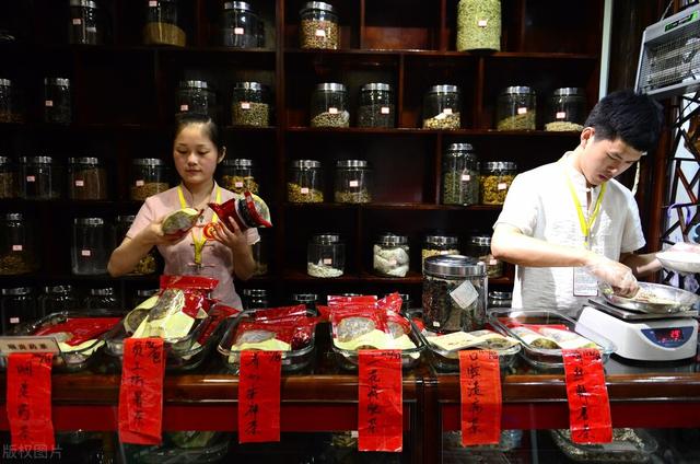 适合女性创业商机(湖南女人开养生馆，三个月收款70万，太牛了，生意人都可以学学)