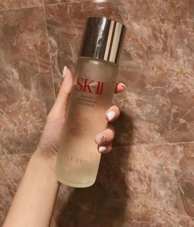 sk2适合什么年龄段的人使用(SKII挑选指南：神仙水油皮亲妈，小银瓶淡斑，大红瓶抗老紧致)