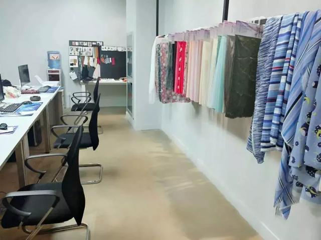 杭州四季青女装代理加盟(跟老公带着15万元在四季青创业开档口，不断思考成长的服装创业者)