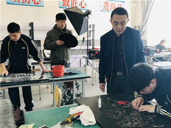 文渊杂志(扎根职教沃土，情系三尺讲台——记汤原县职业技术学校教务科科长赵忠伟)