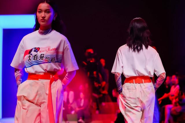 乐町女装logo(太平鸟旗下品牌乐町在上海走秀，发布了和“大白兔”合作的新系列)
