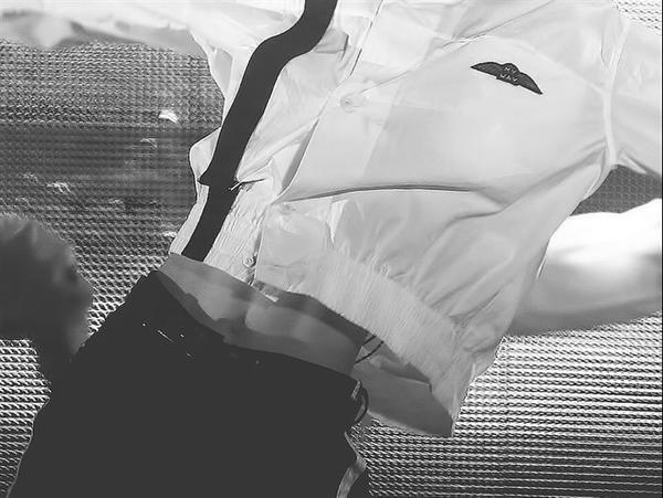 男生腰围65算细腰吗(男爱豆腰围只有56厘米，连雷佳音的头围都比这大吧)