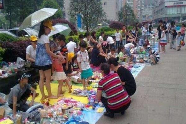 地摊批发(摆地摊的货源从哪里批发？摆地摊能否赚钱？)