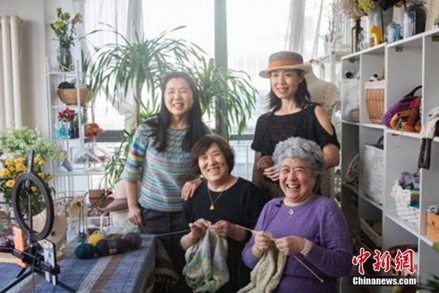 淘宝网毛衣编织机(大妈淘宝直播织毛衣半年卖1000万 60、70后走上新就业风口)