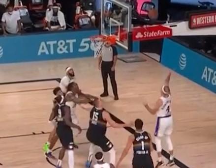nba篮球宝贝尴尬照(美媒晒霍华德卡鲁索比赛中尴尬片段，奥尼尔儿子奥尼尔)