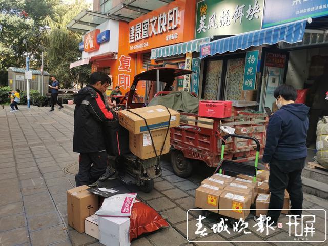 北京快递员工资一般多少钱一个月4ooo块(快递小哥都月入过万？昆明不少小哥表示：月入超5000元都难)