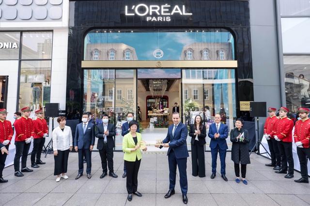 巴黎欧莱雅化妆品官网(购时髦｜巴黎欧莱雅全球首家旗舰店落户上海 醉象多肽明星家族再添猛将)