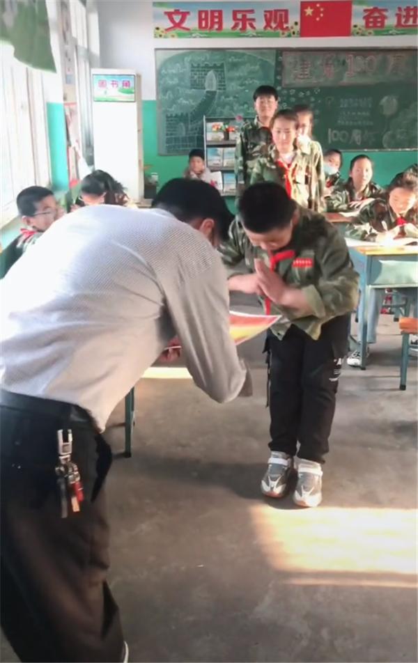 万福礼(老师拱手作揖行“万福礼”为学生颁奖：为孩子小升初减压)