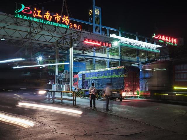 广州水果批发市场在哪里拿货便宜(防疫中的广州“江南”：夏天鲜果蔬，穿过这个市场抵达你的胃)