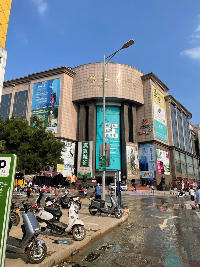 刘艳化妆品批发(一线直击｜暴雨后小商家损失惨重，保险赔偿成难题)