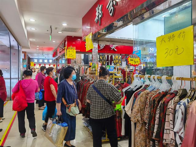 北京大红门服装批发市场还在营业吗(已有23年历史的北京大红门服装商贸城下月底关停，市民忙淘货)