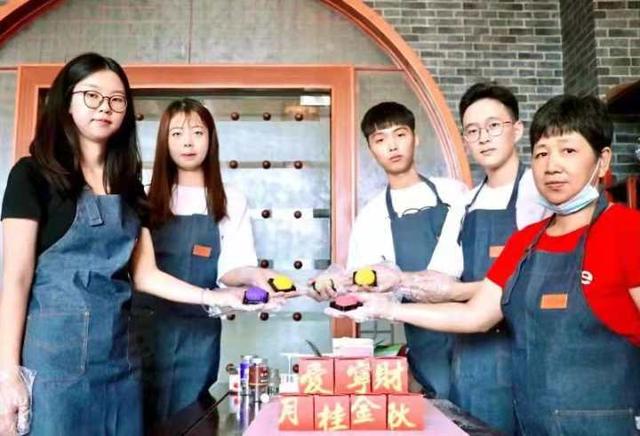 中秋节活动策划方案大学生(今年中秋，这所高校大学生自制月饼过佳节)