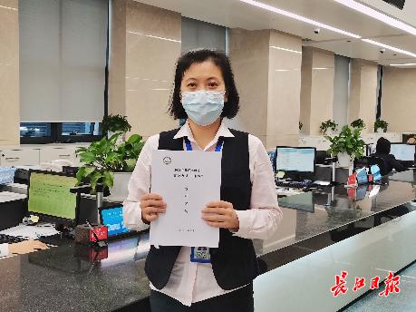 建设工程施工许可证由哪个部门办理(施工许可在哪办、找谁办、怎样办？审批人员自创高效“办事指南”)