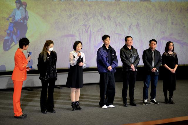 大学生回农村创业的电视剧(《青春作伴好还乡》北京首映，叶祖新演东北扶贫干部)
