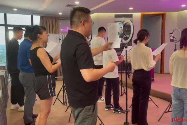 卖鞋销售技巧和话术(转载)(“流水线”上的带货主播：“袖珍小伙”省城寻梦，两三个月前还在养猪，自信能红)