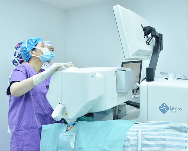 成都普瑞眼科医院(成都普瑞眼科“3A精准定制”，开启屈光性白内障手术新时代)