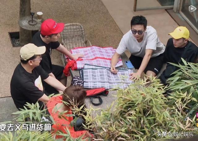 情侣装批发渠道(鹿晗给关晓彤买情侣装，看到衣服款式，被这“狗粮”甜到了)