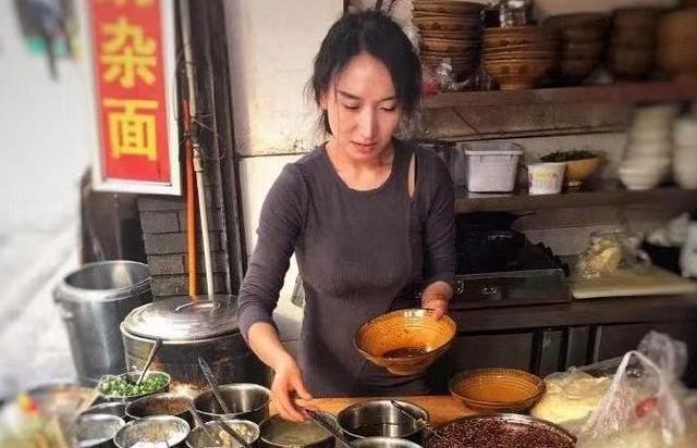 开什么店赚钱一人经营(广西女人开米粉店，利用“抽奖活动”年赚140万，生意人可以学学)