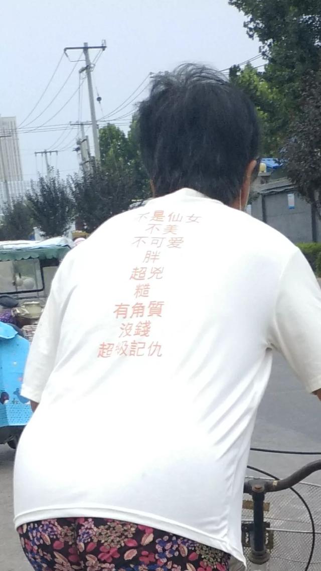 服装商标图片大全图片女装系列(这些衣服的slogan不止酷，还有态度)