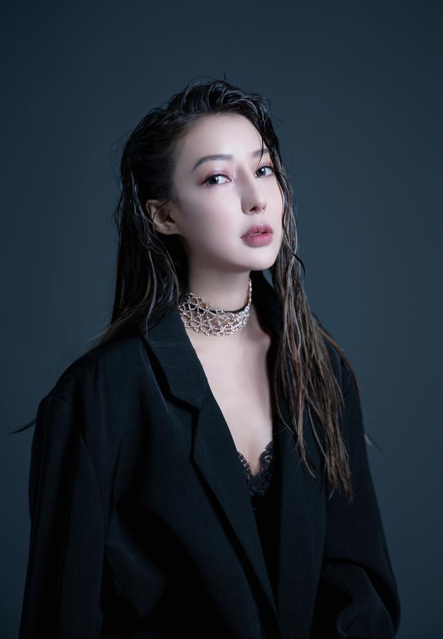 郭美美事件(“炫富网红鼻祖”郭美美的堕落史，和她背后的富商)