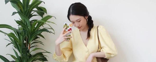 鹅黄色适合黄皮肤吗(鹅黄色甜美减龄，肤色暗黄可以穿着吗，怎样搭配才更加出彩)