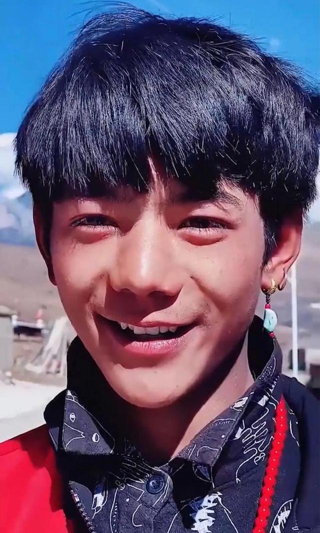 丁真个人介绍(野生“康巴汉子”丁真，1米8，大长腿，既野又纯的健康美)