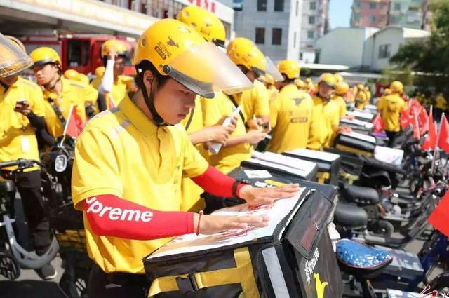 美团外卖员一个月能挣多少钱(470万美团骑手，人均年薪1万元？当外卖员，真的没有未来吗？)