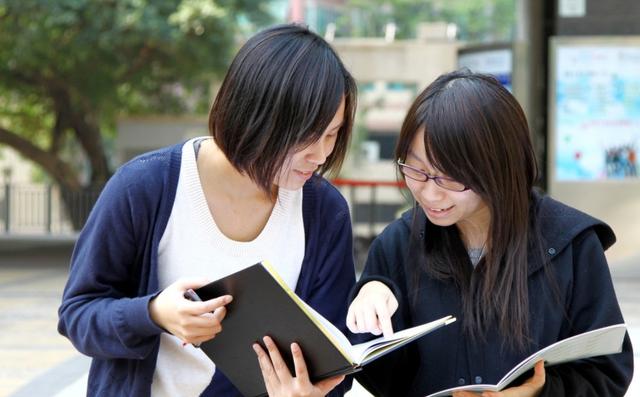 就业好的专业女生(女生很“吃香”的4个专业，好就业收入高，早点了解少吃亏)