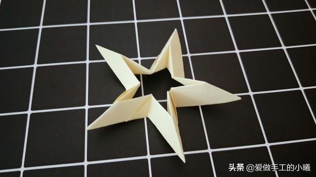 国庆节做什么手工最简单(国庆节到，用彩纸折个立体五角星，简单好看装饰很棒哦)