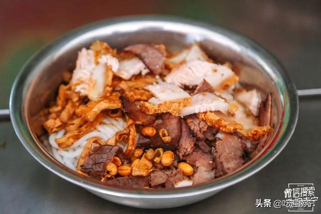 锅烧桂林米粉图片(在南宁，桂林米粉的锅烧！并不！是！脆！皮)