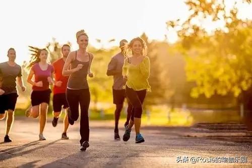 办公室瘦肚子(天冷身体僵紧运动难？秋冬运动要注意什么？5个瑜伽动作纤腰瘦腹)