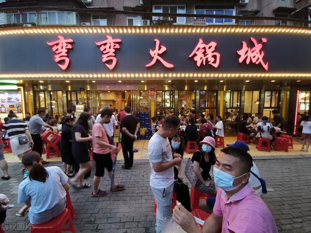在成都开个火锅店要多少钱(四川男人开火锅店,利用火锅套餐,年赚90万,套路教给你)