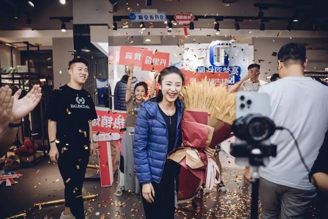 卖鞋的500句话术 怎么说(直播电商之城临沂的魔幻与现实)