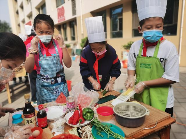厨艺活动主题名称大集锦(煎、炒、蒸、炖！大亮厨艺！石家庄一小学举办小厨神”争霸赛)