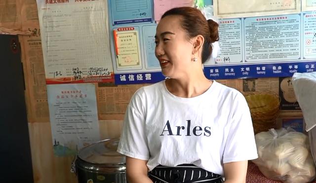 开饭店一天2000元利润是多少(山东美女卖大锅菜送货上门，10元一份一天卖2000份，含泪赚4000元)